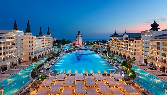 سفر مجردی به آنتالیا؛ معرفی بهترین هتل‌ها برای تفریح و زندگی شبانه